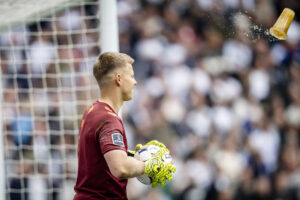 Patrick Pentz får kastet øl og andet kasteskyts efter sig i kampen mod FCK