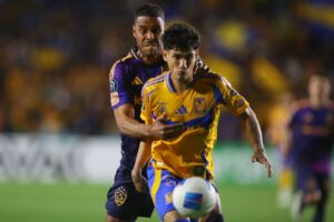 Mathias "Zanka" Jørgensen i duel med spiller fra mexicanske Tigres.