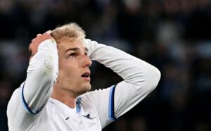 Gustav Isaksen tager sig til hovedet.