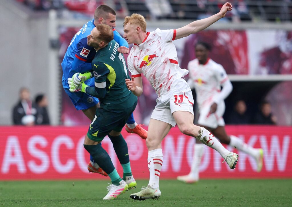 RB Leipzig-keeperen Peter Gulacsi støder sammen med David Zec fra Holstein Kiel.
