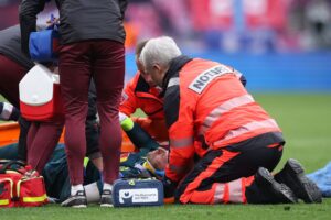 Peter Gulacsi bliver gjort klar på en båre under en kamp for RB Leipzig.