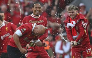 Liverpool-manager Arne Slot overhældes med Champagne af sine spillere.