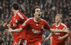 Yossi Benayoun fjerer en scoring for Liverpool.