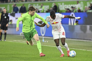 Andreas Skov Olsen jagter sin modstander under kampen mod Leipzig.