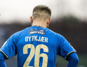 Lyngbys Frederik Gytkjær og kampens dommer Mads-Kristoffer Kristoffersen under 3F Superliga-kampen mellem Lyngby Boldklub og Sønderjyske på Lyngby Stadion søndag den 1. december 2024.