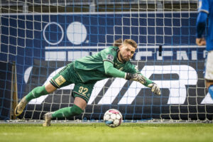 Jannich Storch i færd med at kaste sig efter bolden.