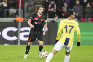 Mads Bech Sørensen på bolden mod Fenerbahce.