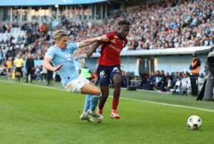 Jens Stryger Larsen i aktion for Malmö mod Östers.