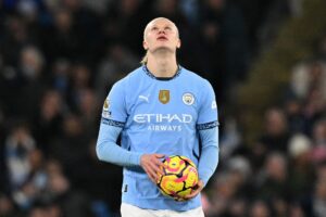 Erling Haaland kigger op i luften.