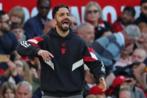 Ruben Amorim råber på sidelinjen under en Manchester United-kamp.