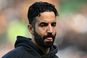 Ruben Amorim rækker tunge på sidelinjen under en Manchester United-kamp