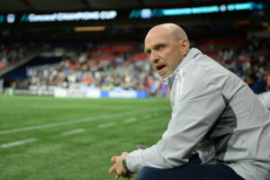 Jesper Sørensen sidder på sidelinjen.