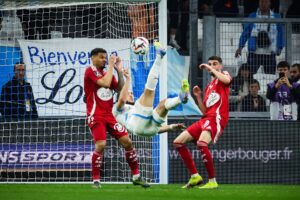 Amine Gouri hænger i luften i et saksespark.