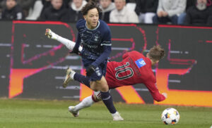 AGF's Mikael Anderson på bolden mod Vejle Boldklub.