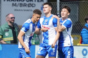 Luca Kjerrumgaard jubler over sin scoring mod Hvidovre der sikrer OB oprykning.