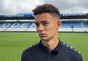 Marcus McCoy foran OB's græsplæne