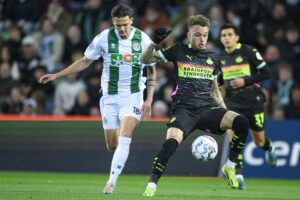 Kamp om bolden mellem PSV og Groningen.