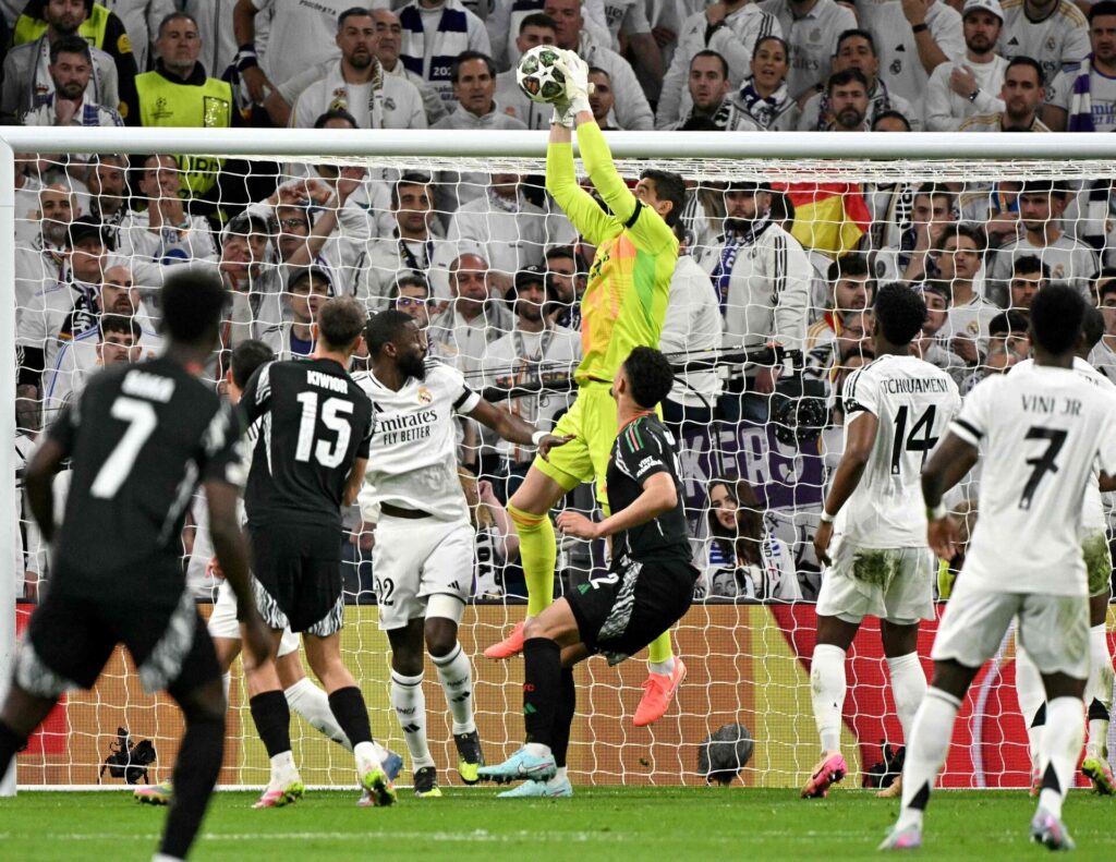 Thibaut Courtois ude for at gribe bolden på et hjønespark.