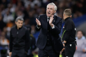 Carlo Ancelotti klapper ud til publikum.