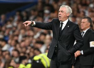 Carlo Ancelotti dirigerer med sine spillere.
