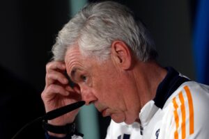 Carlo Ancelotti klør sig i panden under et pressemøde.