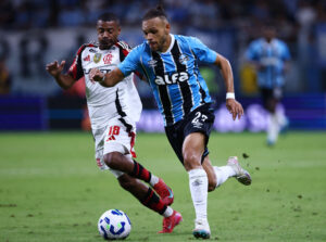 Gremios Martin Braithwaite dribler med bolden i en kamp mod Flamengo.