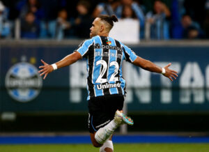 Martin Braithwaite fejrer et mål for Gremio.