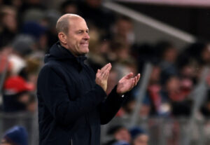 Jess Thorup klapper.