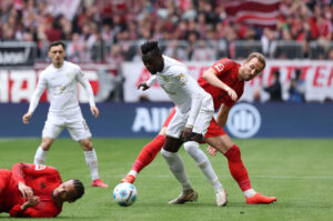 Harry Kane i duel med Mainz' Danny Costa