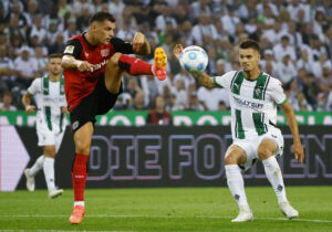 Julian Weigl og Granit Xhanka under en kamp mellem Bayer Leverkusen og Borussia Mönchengladbach.