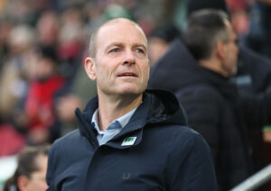 Jess Thorup på sidelinjen for Augsburg.