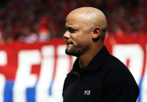 Vincent Kompany stiger stålfast ud mod banen.
