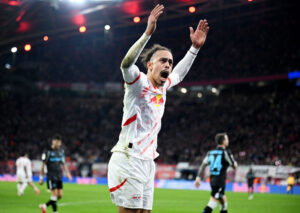 Yussuf Poulsen jubler med armene i vejret.