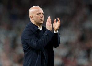 Arne Slot klapper efter Liverpools nederlag mod Newcastle.