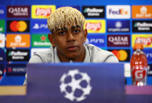 Lamine Yamal på et pressemøde inden kampen mod Inter.
