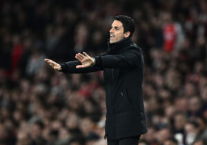 Mikel Arteta instruerer under kampen mod Real Madrid.