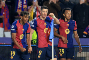 Lamine Yamal, Robert Lewandowski og Jules Koundé samlet omkring et hjørneflag under en kamp for FC Barcelona.