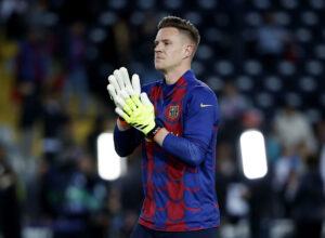 Marc-Andre Ter Stegen gnider sig handskerne under en opvarmning forud for en FC Barcelona-kamp.