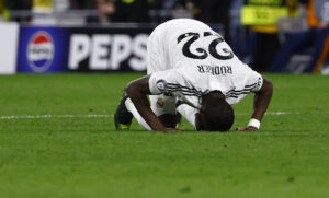 Antonio Rüdiger beder en bøn under en kamp for Real Madrid.