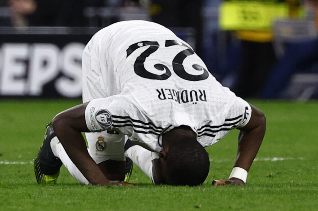 Rüdiger er nede og kysse i græsset