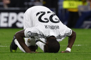 Rüdiger er nede og kysse i græsset