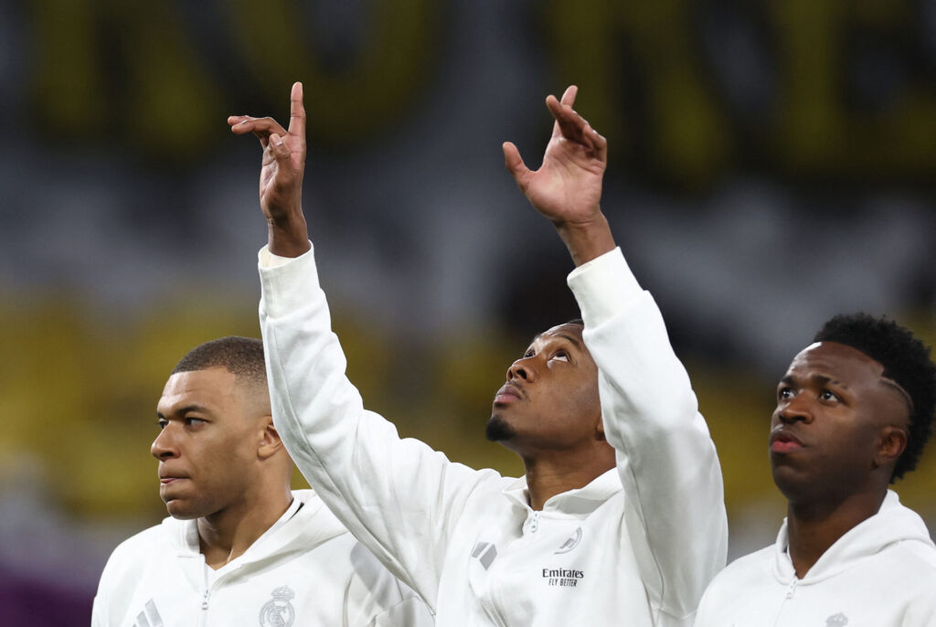 Real Madrids David Alaba peger med to fingre mod himlen.