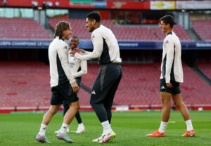 Luka Modric og Jude Bellingham griner til en Real Madrid-træning.