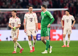 Manuel Neuer sammen med to holdkammerater i Bayern München.