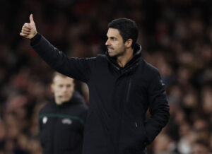 Arsenals Mikel Arteta med tommelfingeren op.