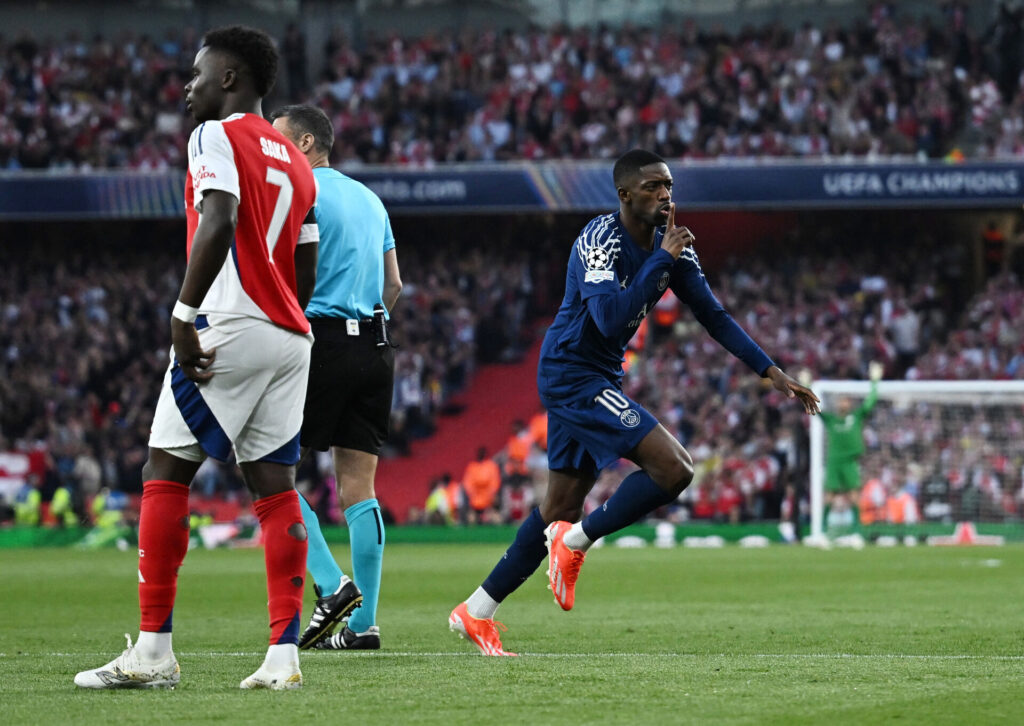 Ousmane Dembele fejrer sin scoring mod Arsenal.