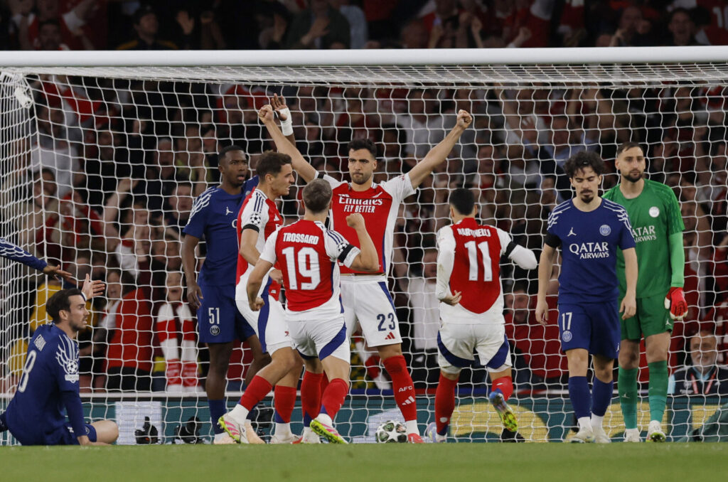 Mikel Merino fejrer en scoring mod PSG.