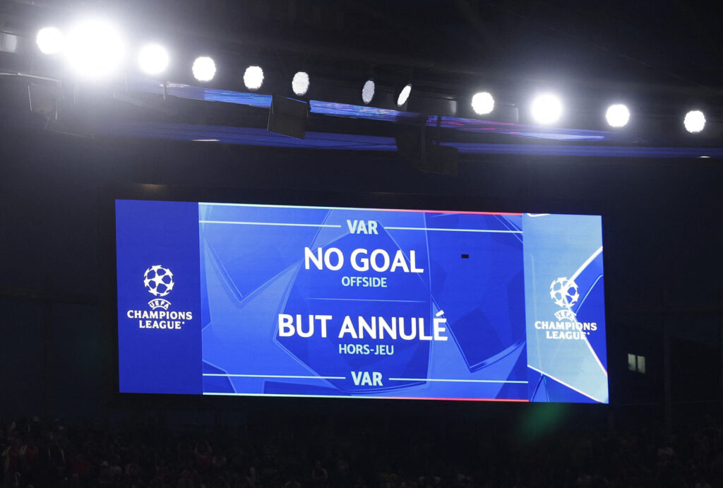 VAR-skærmen på Emirates.