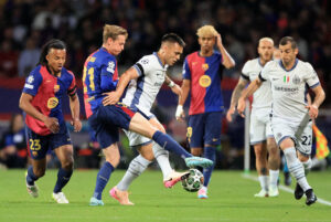 Kamp om bolden mellem Barcelonas og Inters spillere.