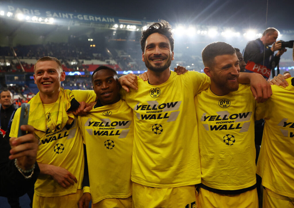 Dortmund spillere med hinanden om skuldrene.